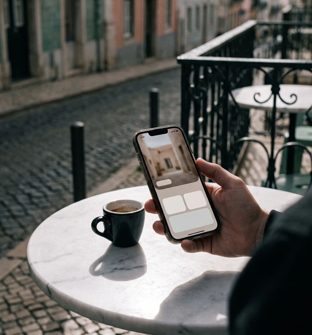 Telemóvel com uma app de reservas numa esplanada de Lisboa